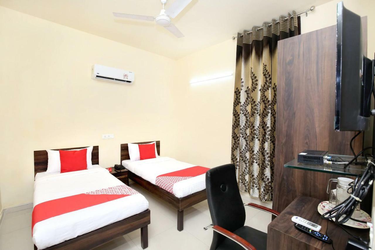 Oyo 16126 Aanantham Hotel Ludhiana Ngoại thất bức ảnh